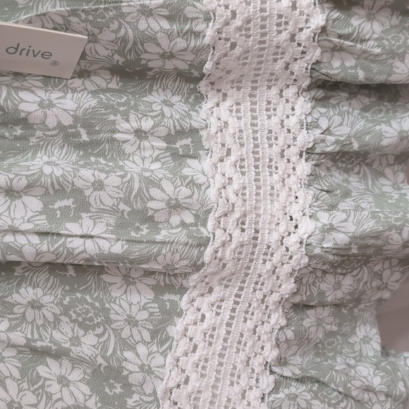 Sage green and white floral lace mini skirt - Picture 2 of 5